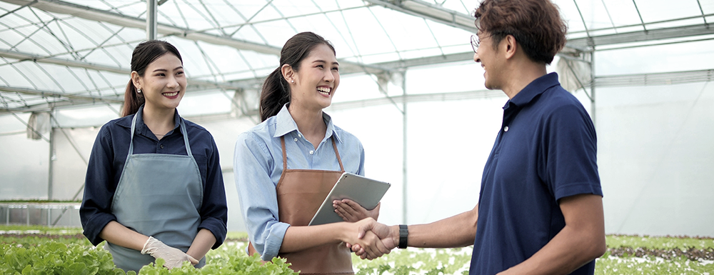 Business owner shaking hands with prospective buyer. (9 Questions to Ask Before Selling A Business - Guidant Blog).